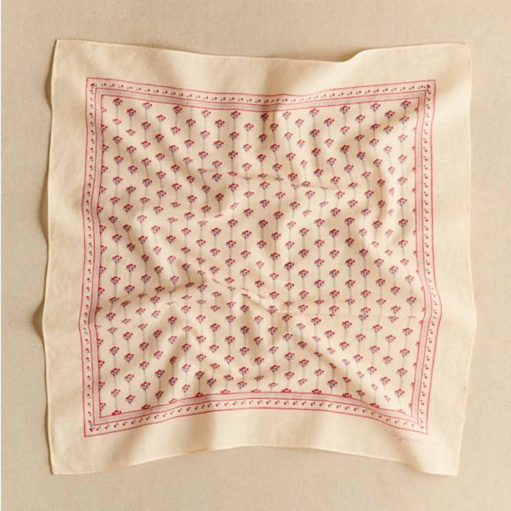 Le Foulard Pour La Vie" floral scarf